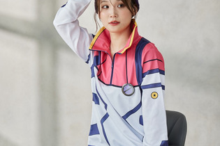 パイスーを着こなすモデルさんがマチュそのもの！「ガンダム ジークアクス」の制服ニットやジャージが雰囲気満点 画像
