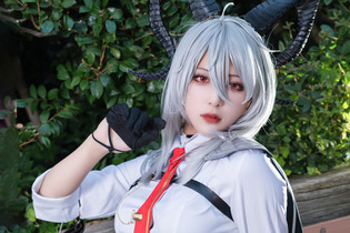 【コスプレ】白シャツにパンツルックが似合いすぎ！優雅なポーズがかっこいい『鳴潮』ザンニーの美女レイヤー【写真10枚】 画像