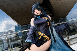 【コスプレ】チャイナドレスから覗く美脚に酔いしれよ！振り向きポーズも圧巻な『ブルアカ」キサラの曲線美が絶景【写真9枚】 画像