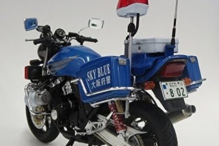 「街を守る青バイ!」「プラモで再現できるなんて胸アツ」 大阪府警仕様CB400が12%オフで手に入る 画像