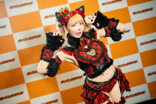 【コスプレ】へそ出し×太ももがあざとい魅惑の子猫メイド参上！赤チェックの衣装と猫っぽいポージングが可愛すぎでしょ【写真7枚】 画像