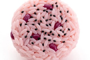 パーツ総数“1776”は目眩がしそう！「赤飯おにぎり」米、小豆、ゴマで組み立てるプラモデルに 画像