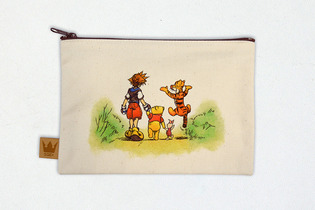 『キングダム ハーツ』人気グッズが発売間近！「100エーカーの森」イラストのポーチなど、6種展開 画像