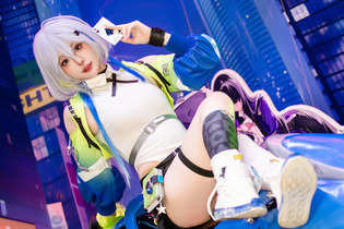 【コスプレ】タイトな衣装とショーパンが似合う美女ライダー！『カレイドライダー』バイクの上で放り出した美脚が無防備すぎる【写真7枚】 画像