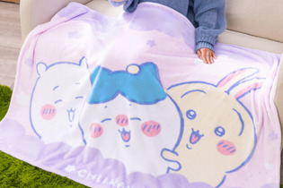 嬉しそうなハチワレに癒される！「ちいかわ」ふわふわ生地の超BIGマイヤーブランケットがムチャカワ 画像