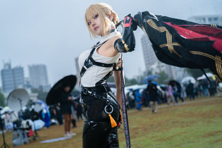 【コスプレ】タイトなパンツ×細いウエストで上着を翻す姿がかっこよすぎる！『ゼンゼロ』イヴリンが美しいボディラインで魅せる【写真8枚】 画像