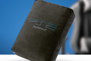 発売25周年を迎えた“PS2”がもふもふのぬいぐるみに！約42センチのビッグサイズで存在感抜群 画像