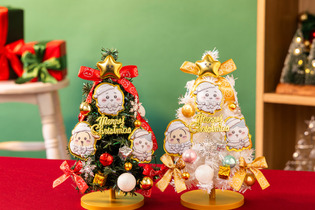 頂点には“星”も！「ちいかわ」クリスマスツリーがプライズ展開、ハチワレたちも可愛らしい衣装でオーナメントに 画像