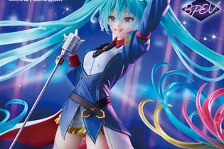 「ガンダム45周年×初音ミク」描き下ろしイラストが立体化！4色グラデーションのツインテールはボリューム満点、金メタリック塗装の豪華衣装 画像