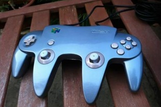 超デカい！デュアルスティックと化した魔改造ニンテンドウ64コントローラーが登場 画像