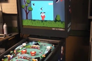 製作期間1年『ダックハント』仕様に改造されたピンボールマシン 画像