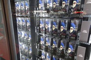 【東京ゲームショウ2013】会場にメガネ自動販売機とロジコマが出現！ゲーム試遊のお供に「JINS PC」はいかが？ 画像