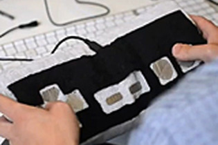 寝落ちしても安心？ 実際に使えるゲームコントローラー型クッション 画像