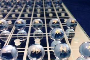 駒も盤もガラスで作られた「将棋」が脆く儚く、故に美しい…「煌」の輝きを映像で 画像
