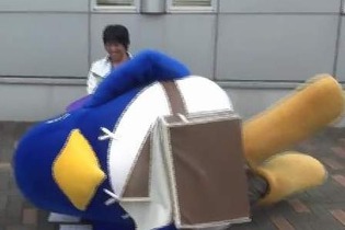 「魔界最弱」なプリニーの強さを計る謎の検証動画、今回は百人一首でスピード対決 画像
