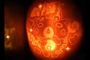 ハロウィンの夜に相応しい、カボチャに「ロックマン」や「コマさん」を彫り上げる動画はいかが？ 画像