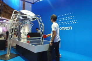 【CEATEC 2015】返球の誤差10cm以内！ オムロンの卓球ロボットが賢くパワーアップ 画像