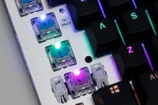 光ることに特化したゲーミングキーボード発売…光が高速で移動、呼吸するように点滅など 画像