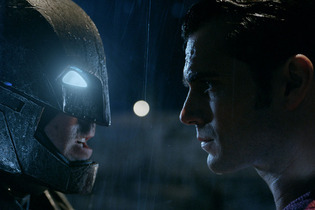 2大ヒーローが激突！「バットマン vs スーパーマン」アクション満載の最新映像到着 画像