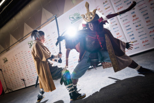 【コスプレ】中国代表のSEKIROパフォーマンスが圧巻！「コスサミ東京」企業ブース＆公式レイヤーまとめ【写真53枚】 画像