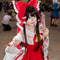 【コスプレ】お札を構え颯爽と妖怪を退治する姿が鮮やか！巫女衣装が似合う“博麗霊夢”の美女レイヤーに注目【写真6枚】
