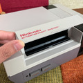 国内ではほとんど情報が無い海外版ファミコン「NES」の不思議な世界─ソフトの入れ方すら異なる“別物”っぷり！生粋のマニアがその魅力を語る