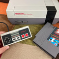 国内ではほとんど情報が無い海外版ファミコン「NES」の不思議な世界─ソフトの入れ方すら異なる“別物”っぷり！生粋のマニアがその魅力を語る