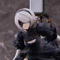 『NieR:Automata Ver1.1a』より、新グッズが続々登場！青い瞳＆太ももが映える「2B」フィギュアやポーチなど全16種