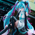 tarou2氏による「初音ミク」×「MTV」コラボアートが立体化！ピンク色のケーブルが巻かれたツインテールがキュート