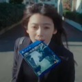 『人喰いの大鷲トリコ』をくわえる女子高生がインパクト大！PS Plus新CM「出会うって、革命。」篇が公開―特設ページも公開、Xキャンペーンも実施中