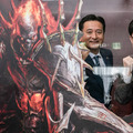 「リネージュ」シリーズ全作に登場する「デスナイト」と一緒に写真が撮れるフォトスポットで記念撮影する佐賀県知事の山口祥義氏、NC Japan事業統括本部長の金 埈範（キム ジュンボム）氏