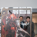 「リネージュ」シリーズ全作に登場する「デスナイト」と一緒に写真が撮れるフォトスポットで記念撮影する佐賀県知事の山口祥義氏、NC Japan事業統括本部長の金 埈範（キム ジュンボム）氏
