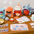 口を大きく開けたワニノコのパペットがかわいすぎる…『ポケモン』より「かみつく」がテーマのグッズがポケセンオンラインにて発売！ホゲータ、フカマルに噛みつかれたい