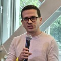 深度センサーを省いてもMeta Quest 3SのMR体験はQuest 3と変わらないと説明する、プロダクトマネージャーのJD・ダグラス氏。
