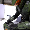 『Halo』マスターチーフ自らヘルメット性能試験！？自作再現銃器で防弾仕様の自作ヘルメットの性能調べる、ファンの熱量ありすぎ映像