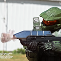 『Halo』マスターチーフ自らヘルメット性能試験！？自作再現銃器で防弾仕様の自作ヘルメットの性能調べる、ファンの熱量ありすぎ映像