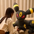 意外と大きい！『ポケモン』エーフィ、ブラッキーの等身大ぬいぐるみが予約受付中―ぐるっと見られるサンプル画像も