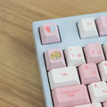 VTuber・結城さくなの推し活するならコレ！ 本人監修ゲーミングキーボード＆マウスパッドをレビュー　サイン入り背面ガラスプレートが嬉しい、ガジェットとしての使用感も◎