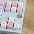 VTuber・結城さくなの推し活するならコレ！ 本人監修ゲーミングキーボード＆マウスパッドをレビュー　サイン入り背面ガラスプレートが嬉しい、ガジェットとしての使用感も◎