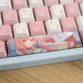 VTuber・結城さくなの推し活するならコレ！ 本人監修ゲーミングキーボード＆マウスパッドをレビュー　サイン入り背面ガラスプレートが嬉しい、ガジェットとしての使用感も◎