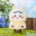 雨の日も楽しくなる！「ちいかわ」レインコートを着たBIGぬいぐるみがアミューズメント施設にて展開