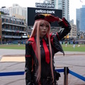オオタニサンも見てた？『勝利の女神：NIKKE』ラピがメジャーの始球式に降り立つ！海外人気ストリーマーが10万人以上の観客をコスプレで魅了