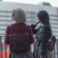 錦木千束：朝霧 みと（X：@mt310719）、井上たきな：みやとろ（X：@Miya38ll）、撮影：望月あゆむ（X：@ayumu_3a）