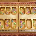 世界のアソビ大全51ゲーム内の1シーン（マンカラ）