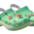 足元が『どうぶつの森』の無人島に！「クロックス」コラボが遊び心満載、取り外し可能なジビッツチャームにはたぬきちやとたけけも