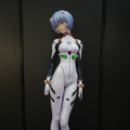 綾波レイ、アスカの大型造形物も！「エヴァワンフェス」珠玉の作品が大集結、放送30周年を記念した特別コラボ企画の様子をお届け【WF2025夏】