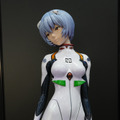 綾波レイ、アスカの大型造形物も！「エヴァワンフェス」珠玉の作品が大集結、放送30周年を記念した特別コラボ企画の様子をお届け【WF2025夏】