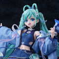 満天の星空の下で歌う「初音ミク」が綺麗！イラストレーター・Tiv氏が描いた「マジミラ2025」メインビジュアルを立体化