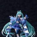 満天の星空の下で歌う「初音ミク」が綺麗！イラストレーター・Tiv氏が描いた「マジミラ2025」メインビジュアルを立体化