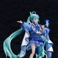 満天の星空の下で歌う「初音ミク」が綺麗！イラストレーター・Tiv氏が描いた「マジミラ2025」メインビジュアルを立体化